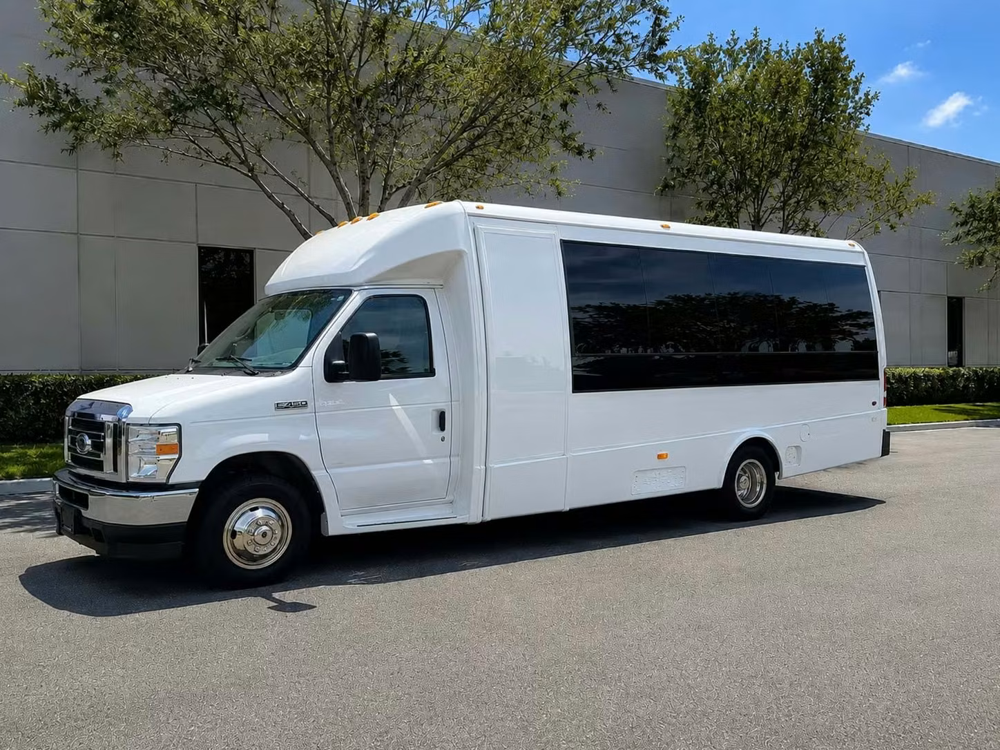 wildomar 15 passenger minibus rental